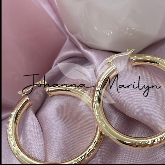 18k Gold Filled Diamond Cut Design Hoop Earrings 1.5” ✨ available in 2” & 1.25” - Picture 4 of 8